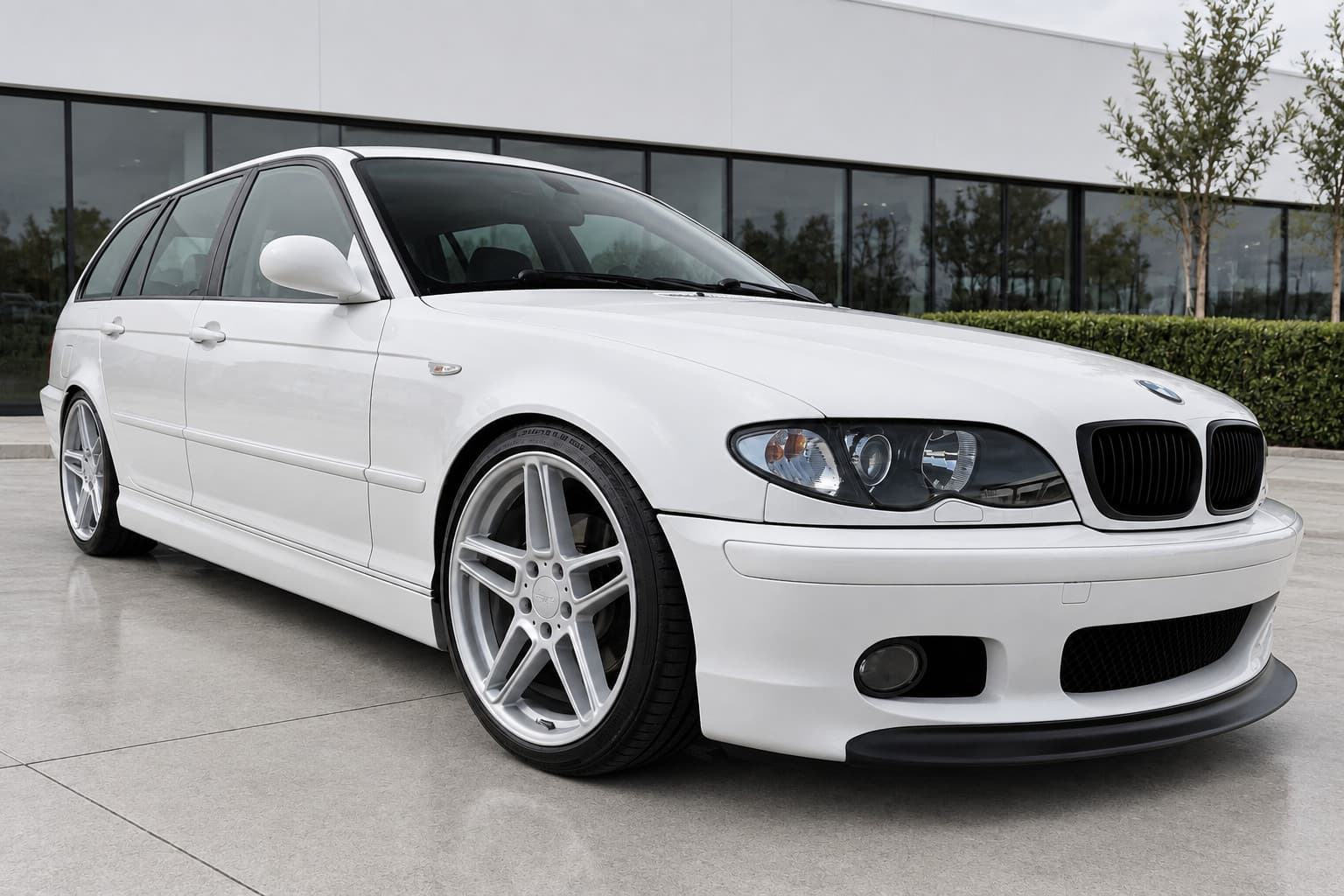 BMW Série 3 Touring in the Dealership forecourt scene, created with CarStudio