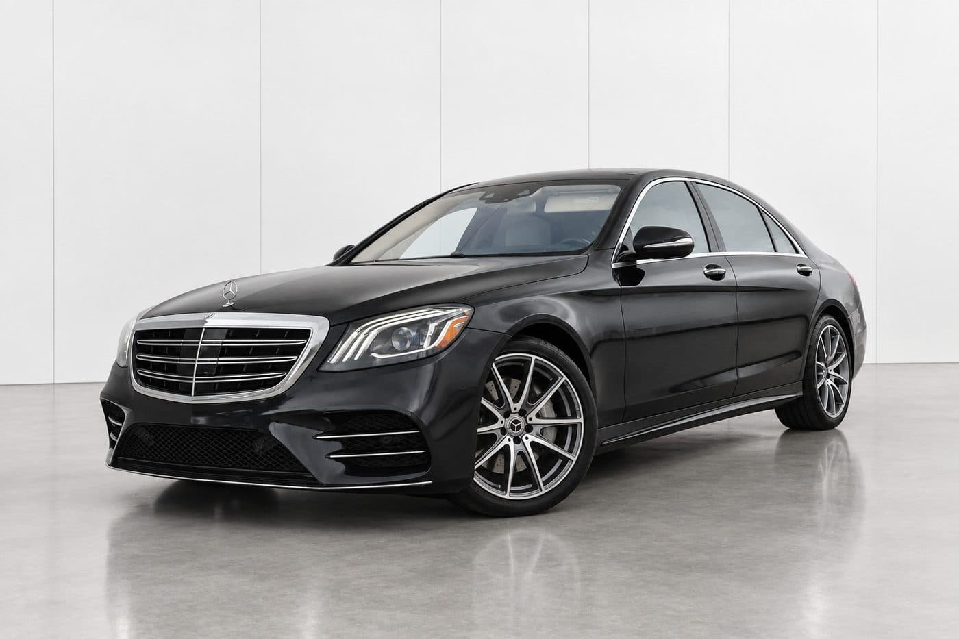Mercedes-Benz Classe S in the White panels scene, created with CarStudio