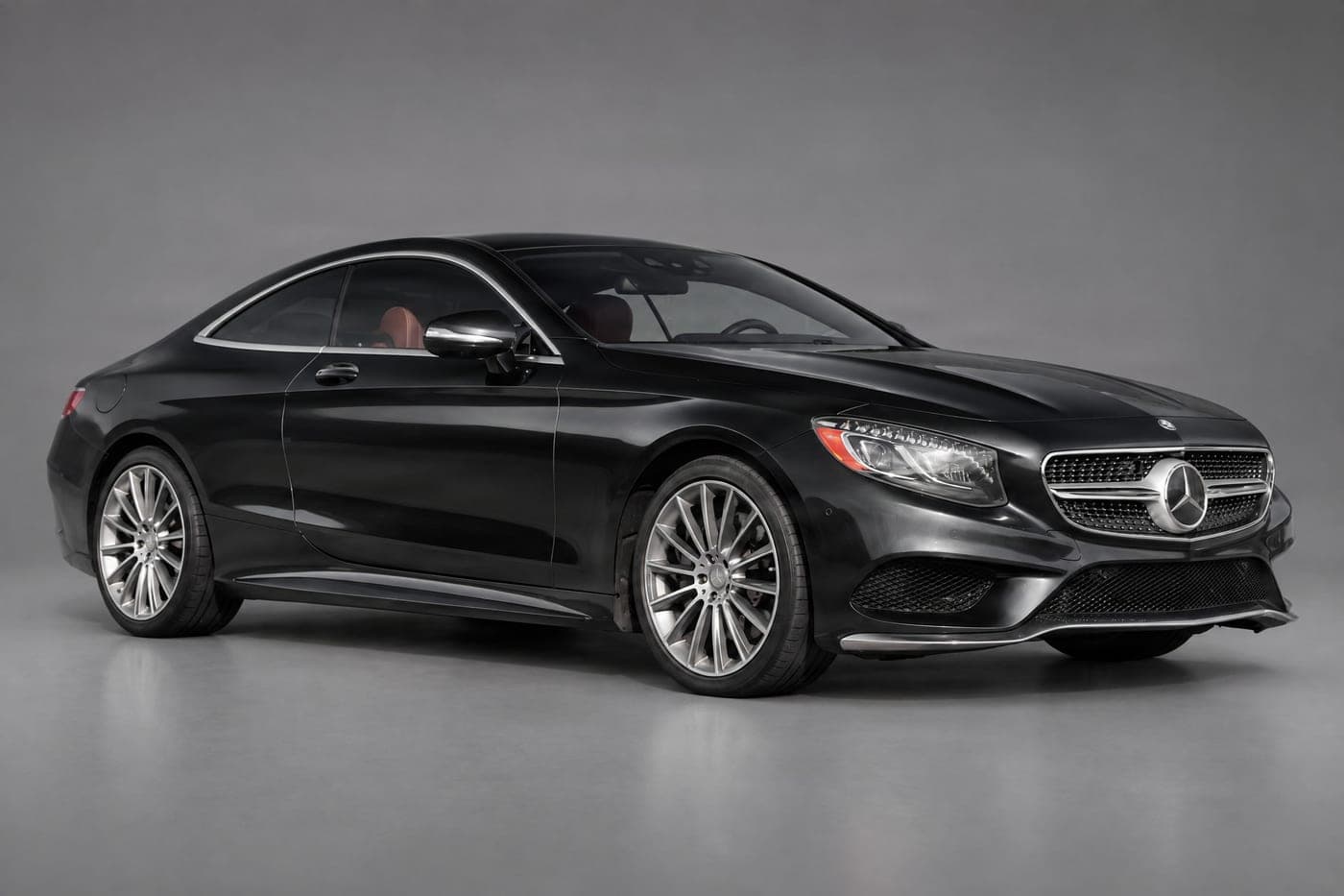 Mercedes-Benz Classe S Coupé in the Grey studio scene, created with CarStudio