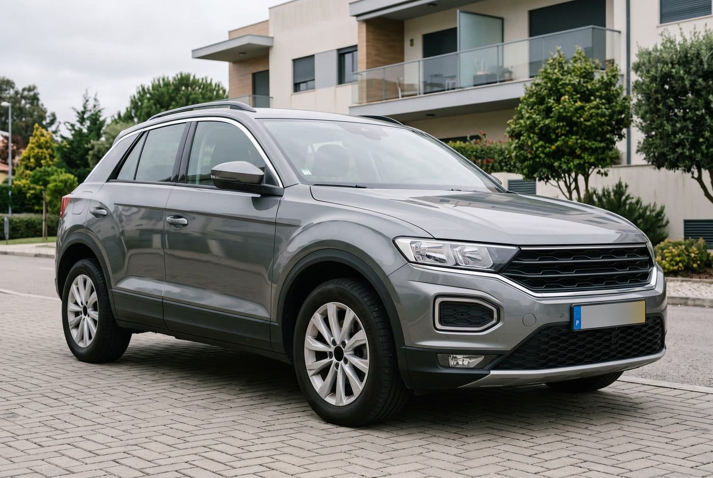 Volkswagen T-Roc with the number plate blurred by CarStudio