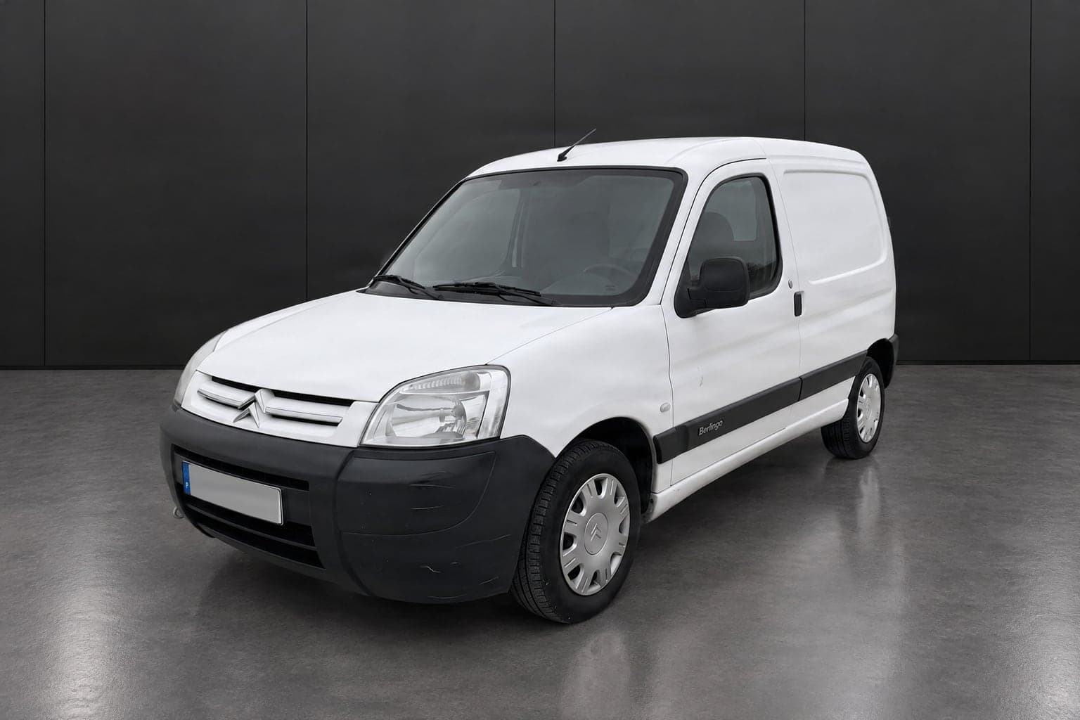 Citroën Berlingo in the Black panels scene, created with CarStudio